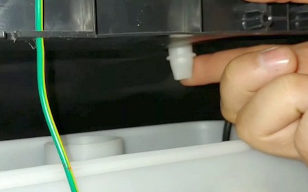 Холодильник течёт снизу внутри