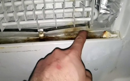 Холодильник течёт снизу внутри