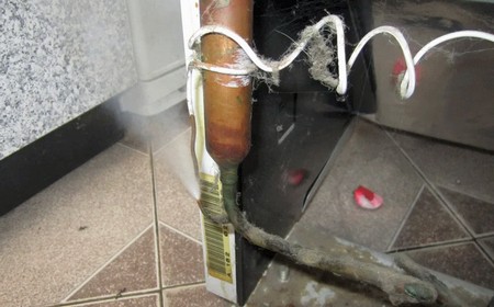 Лёд на задней стенке холодильника