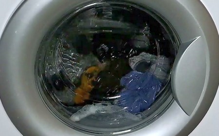 Стиральная машина набирает и сливает воду