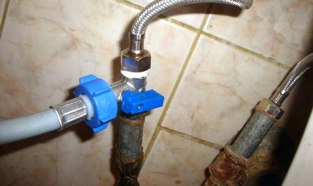 Из стиральной машины течет вода